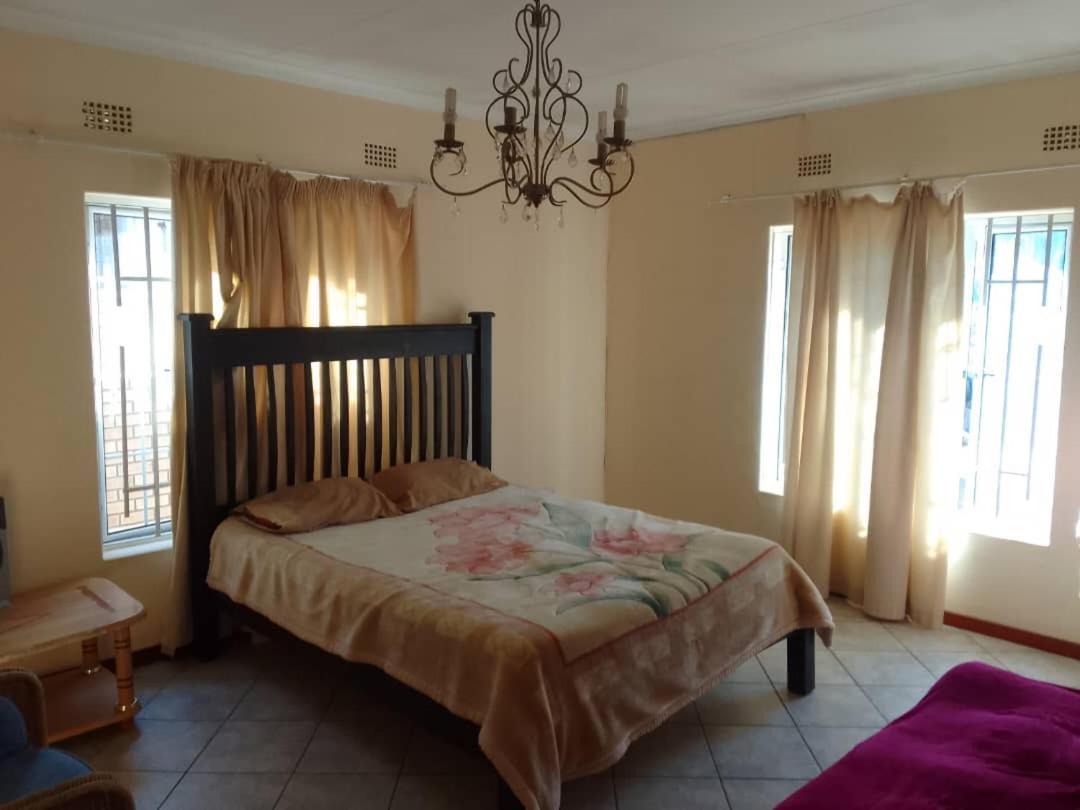 Sugar Shack Backpackers Botswana Bed & Breakfast Gaborone Exterior photo