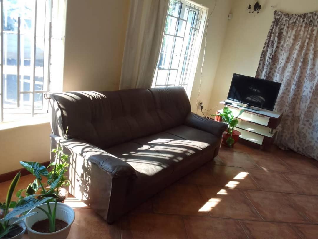 Sugar Shack Backpackers Botswana Bed & Breakfast Gaborone Exterior photo